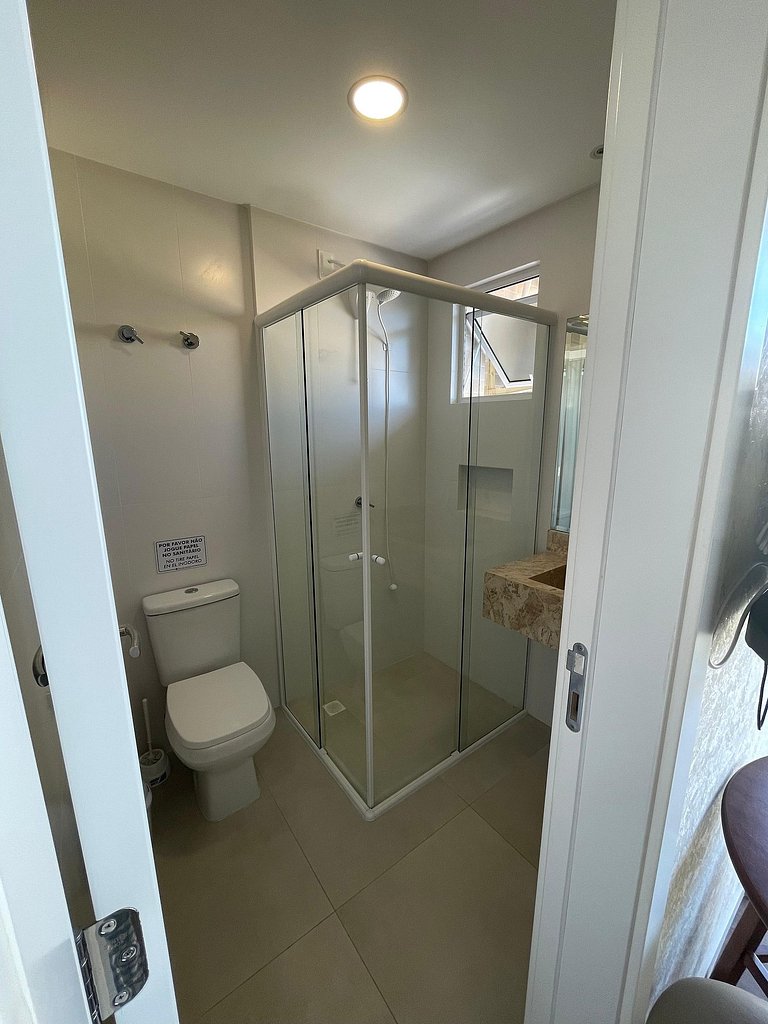Flat em condomínio com piscina