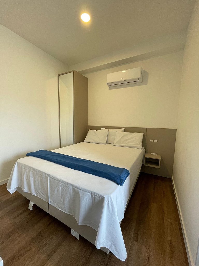 Flat em condomínio com piscina