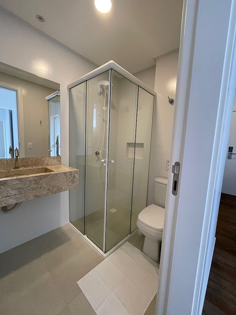 Flat em condomínio com piscina